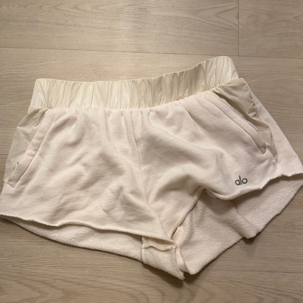 $80 ALO Yoga In the Air Dolphin Shorts - ivory size small